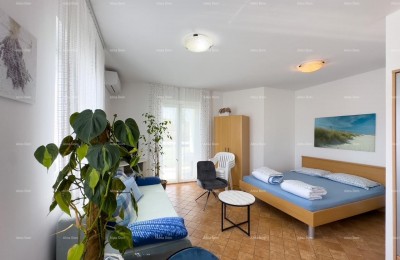Wir verkaufen ein Studio-Apartment mit Parkplatz an einem ausgezeichneten Standort in Medulin!