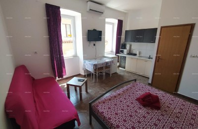 Pula, strenger Zentrum – 90,30 m² | 4 eingerichtete Studio-Apartments | Blick auf die Goldenen Tore | Etabliertes Tourismusgeschäft