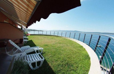 CRIKVENICA Das Hotel liegt nur 10 Meter vom kristalltürkisfarbene Meer;