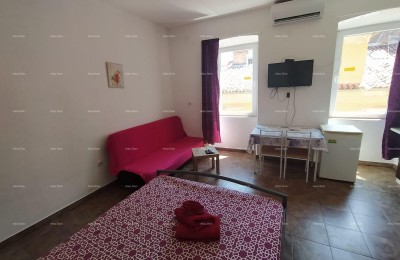 Pula, strenger Zentrum – 90,30 m² | 4 eingerichtete Studio-Apartments | Blick auf die Goldenen Tore | Etabliertes Tourismusgeschäft