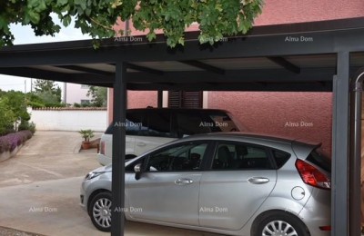 Verkauf eines schönen Familien-Duplexhauses mit Garage, Umgebung von Poreč!