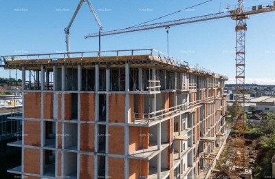 Pula! Mehrfamilienhaus, moderne Gebäude mit Aufzug, nahe dem Zentrum. Wohnung mit Parkplatz und Abstellraum S4