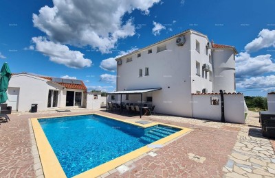 Zu verkaufen: Haus mit Schwimmbad – Valtura