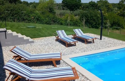 Zum Verkauf steht ein einstöckiges Haus mit Swimmingpool in der Nähe von Marčana