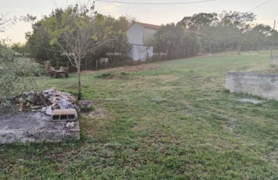 Baugrundstück mit Meerblick und bestehenden Objekten  Barban