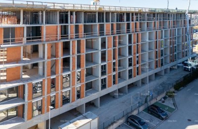 Mehrfamilienhaus, moderne Gebäude mit Aufzug, nahe dem Zentrum. Pula! Wohnung mit Parkplatz und Abstellraum!