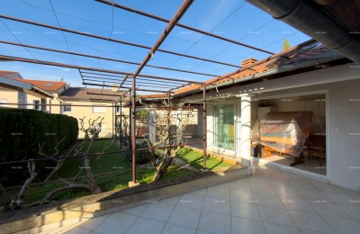 Pula – Stoja Haus mit zwei Wohneinheiten, 50 m vom Meer entfernt