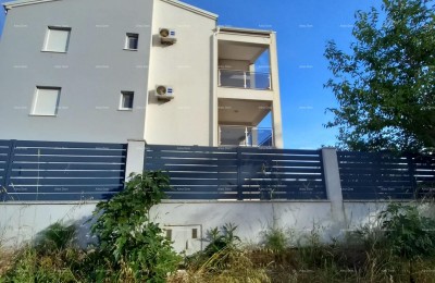Verkauf einer möblierten Wohnung mit Parkplatz an ausgezeichneter Lage, Fažana!