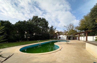 ZU VERKAUFEN: HAUS MIT SIEBEN WOHNUNGEN, GROßEM GRUNDSTÜCK, POOL UND GARAGE