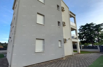 Verkauf einer möblierten Wohnung mit Parkplatz an ausgezeichneter Lage, Fažana!