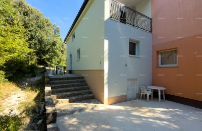 Wir verkaufen ein kleines Haus, das letzte in der Reihe.