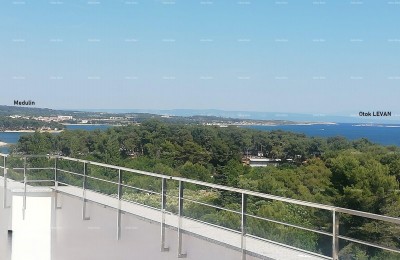 Verkaufe eine schöne Wohnung mit Dachterrasse und Meerblick, Premantura!