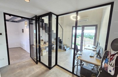 Geräumige Wohnung mit 6 Zimmern in Pula, nahe dem Zentrum und dem Meer, moderne Annehmlichkeiten und Sicherheit.