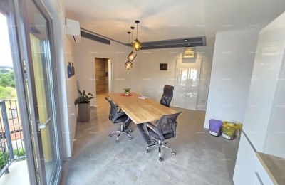 Geräumige Wohnung mit 6 Zimmern in Pula, nahe dem Zentrum und dem Meer, moderne Annehmlichkeiten und Sicherheit.