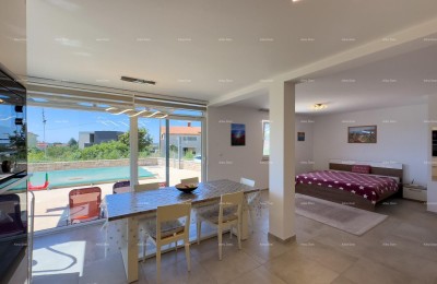 Wir verkaufen eine Wohnung im Erdgeschoss mit eigenem Pool. Medulin