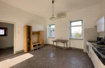 Wir verkaufen eine Wohnung im Zentrum von Pula! Kaštel!