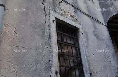 Großes Istrisches Steinhaus auf drei Etagen zum Verkauf, Buje!