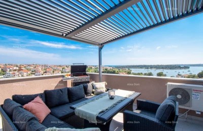 Modernes Apartment mit großer Terrasse und Meerblick