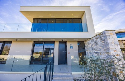 Erste Reihe zum Meer! Luxuriöses Haus in Umag, 300 m vom Meer entfernt - perfekt für Familien mit modernen Annehmlichkeiten.