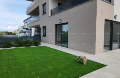 Moderne Oase mit Pool und eigenem Garten in Banjolama