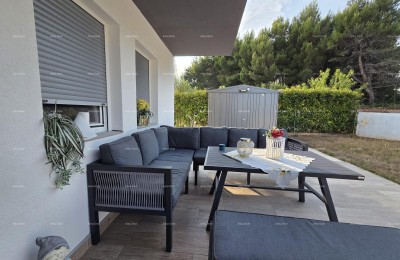 Medulin – luxuriöse Vierzimmerwohnung mit Garten, 2 Terrassen und 2 Parkplätzen | Neubau 2023.