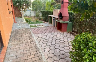 Zu verkaufen: Wohnung in Novigrad mit großem Garten.