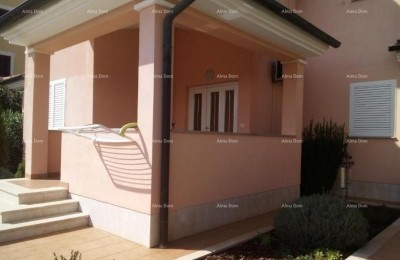 Zum Verkauf steht ein Haus mit 5 Wohnungen und Meerblick, Premantura