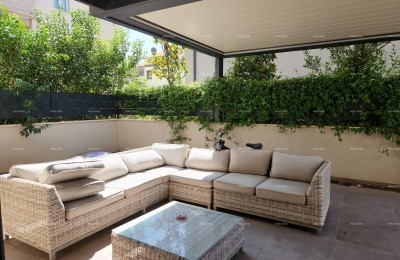 STOJA Modernes Apartment mit 80 m² Terrasse, 100 m vom Meer in Pula!