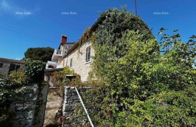 Verkauf eines alten istrischen Hauses mit großem Baugrundstück, Valbandon