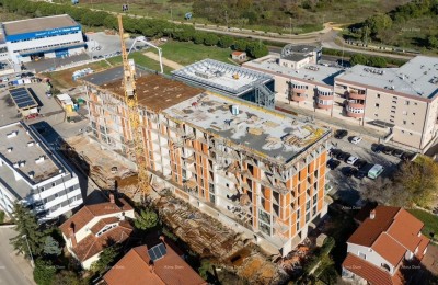 Pula! Mehrfamilienhaus, moderne Gebäude mit Aufzug, nahe dem Zentrum. Wohnung mit Parkplatz und Abstellraum S84.