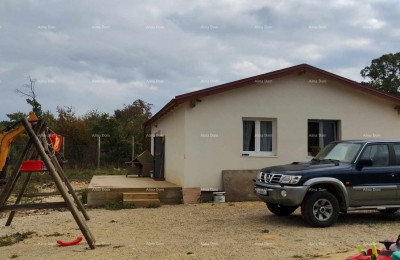 Verkauf eines großen Baugrundstücks mit einem Haus und einem Projekt zum Bau einer weiteren Villa, Svetvinčenat
