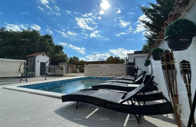 Pula Veli vrh. Wir verkaufen ein Haus mit mehreren Apartments und einem Pool.
