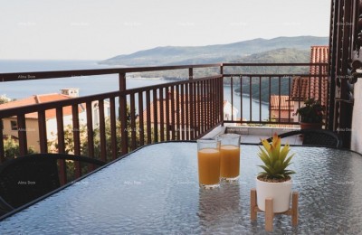 Wir verkaufen eine Wohnung in Rabac mit Meerblick.