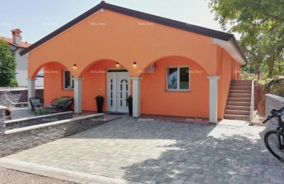 Haus mit wunderschönem Blick auf die Berge, Terrasse, Garten, Grill und Privatparkplatz.