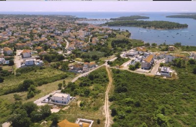Baugrundstück in Medulin, Mukalba, in unmittelbarer Nähe zum Meer und Strand.