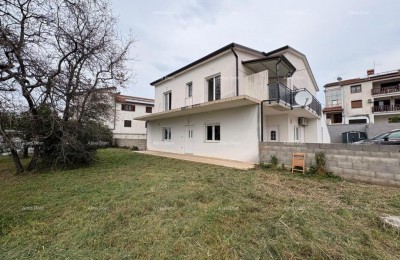 UMAG, Reihenhaus, zweigeschossig mit großem Grundstück von 1300 m2. Die Immobilie verfügt über eine Nutzgenehmigung.