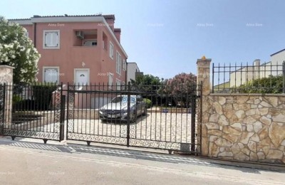 Ausgezeichnete Gelegenheit! Exklusive Verkaufswohnung an Top-Lage mit Garten und Parkplatz. Meerblick! Pošesi, Medulin!!