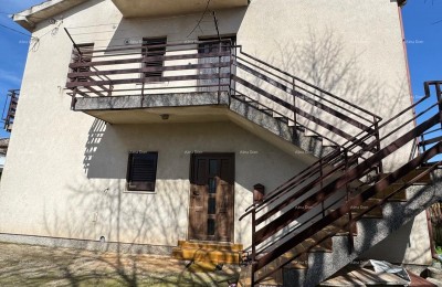 Haus im Zentrum von Marčana mit 2 Wohnungen, einem Keller und einer Werkstatt
