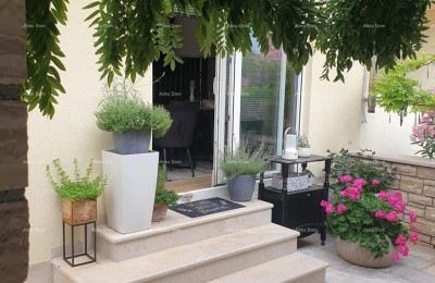 90m2 Wohnung zu verkaufen, mit Taverne und Garten, Novigrad