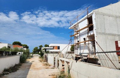 Fažana! Doppelhaushälfte mit Garage in unmittelbarer Nähe zum Meer und zu den Stränden!