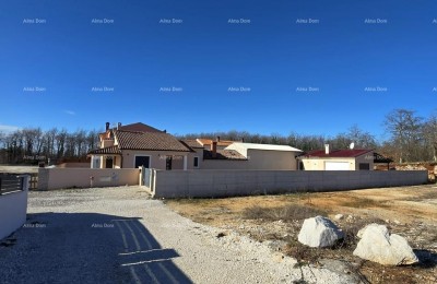 Die Narbe der Stadt Svetvinčenat. Doppelhaus umgeben von Grün.