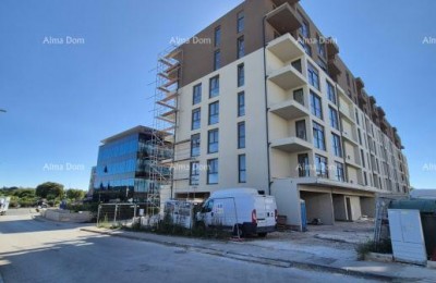 Pula. Mehrfamilienhaus Neubau. Verkauf einer Wohnung mit Parkplatz und Abstellraum. Nähe zum neuen Krankenhaus. S37