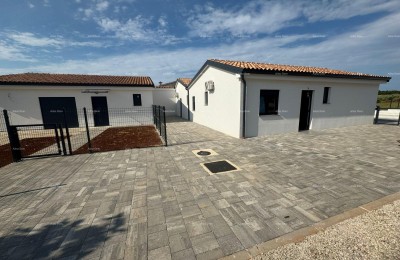 Verkauf - Doppelhaushälfte mit beheiztem Pool, Umgebung von Poreč!