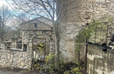 Steinernes Antiquität mit großem Potenzial, nahe Labin