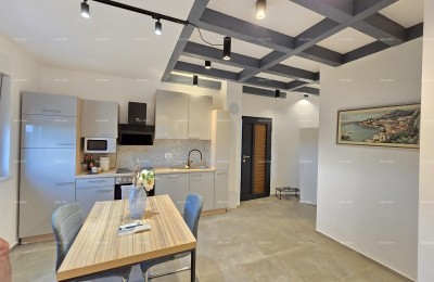 Geräumige Wohnung mit 6 Zimmern in Pula, nahe dem Zentrum und dem Meer, moderne Annehmlichkeiten und Sicherheit.