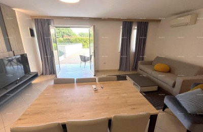 Geräumige Wohnung in einer Anlage mit Pool, Garage und Meerblick – nur 70 m vom Meer entfernt, Umag!