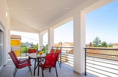 Verkauf einer zweistöckigen Wohnung mit großem Garten und Garage, Ližnjan!