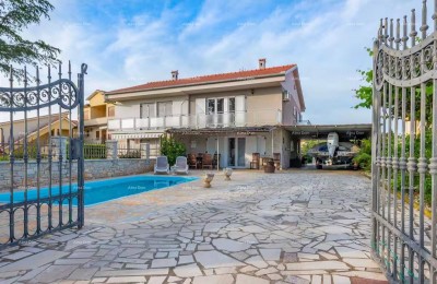Ausgezeichnete Gelegenheit! Verkauf - attraktive Villa mit Pool und gepflegtem Garten, Banjole!