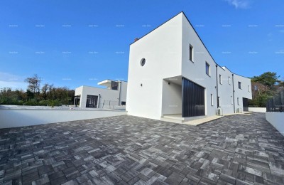 1 km vom Zentrum Medulins. Neues Haus mit Pool an ausgezeichneter Lage, nahe dem Meer zu verkaufen!