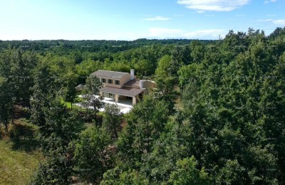 Verkauf - geräumiges Haus mit Pool im Bau, Nähe Pazin!
